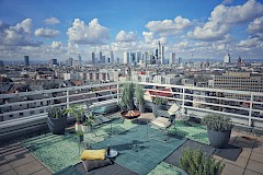 Spektakuläre Dachterrasse für private Feiern: Mit Blick auf die Skyline von Frankfurt