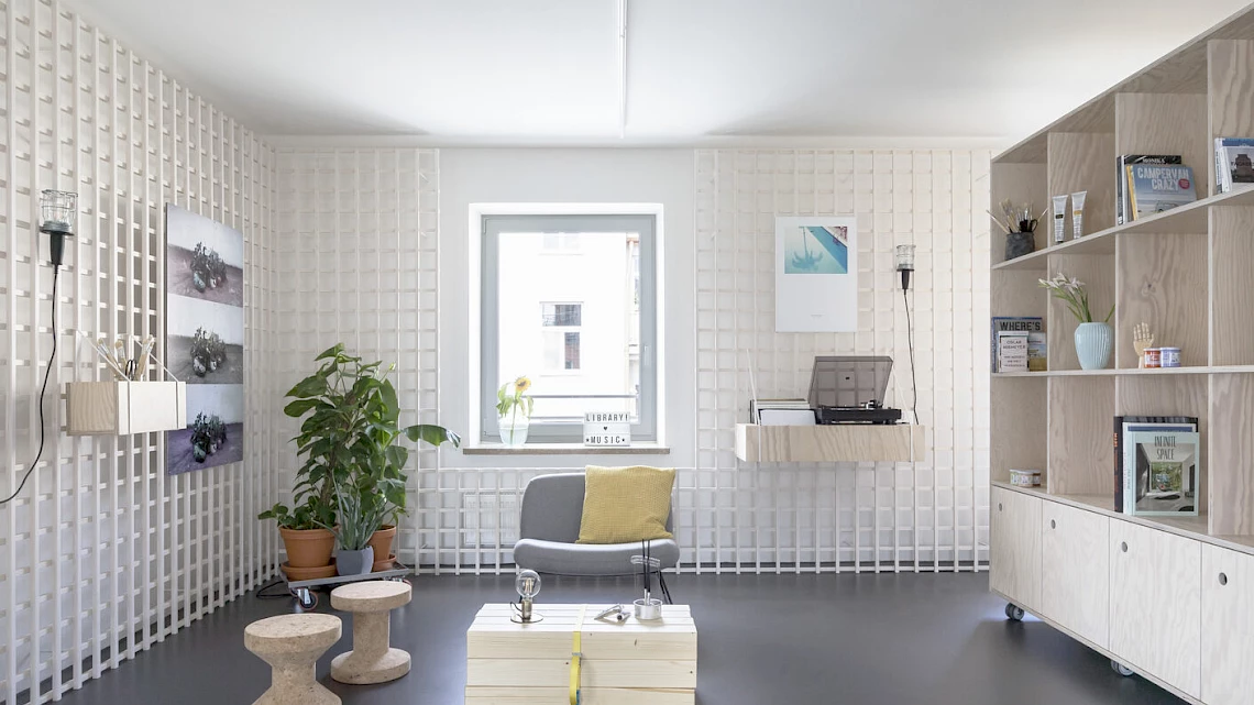 Our working area for workshops or meetings is flooded with light - OutOfOffice Munich Glockenbachviertel