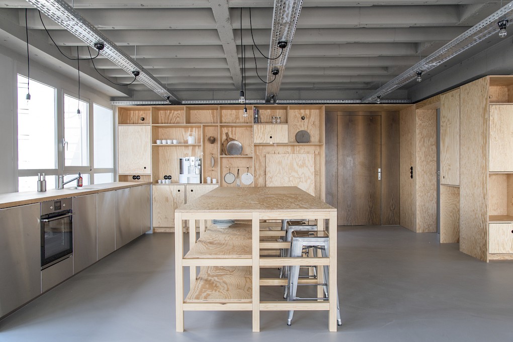 Kitchen area in wooden design - OutOfOffice Frankfurt Sachsenhausen