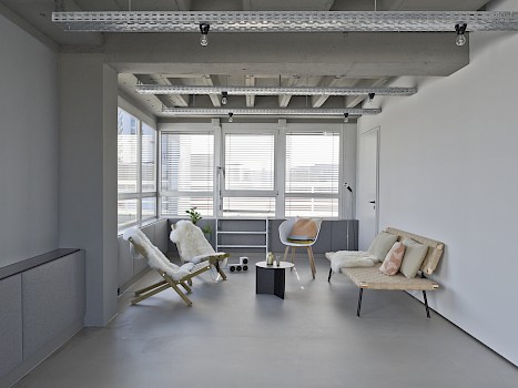 Small meeting and lounge area - OutOfOffice Frankfurt Sachsenhausen