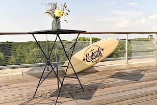 Surfbrett auf der Dachterrasse OutOfOffice Eisbach