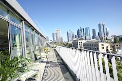 Traumhafte Dachterrasse für private Feiern: Mit Blick auf die Skyline von Frankfurt