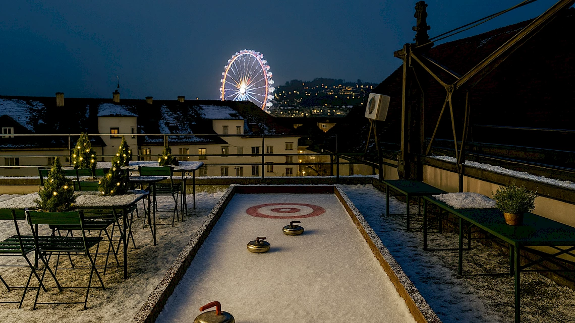 Eisstockschießen auf der Dachterrasse OutOfOffice Stuttgart