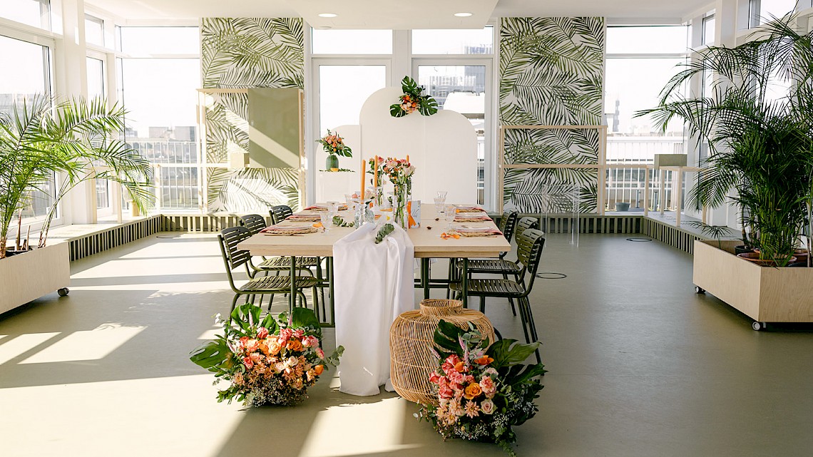 Wedding table with flower bouquet at OutOfOffice Frankfurt Westend