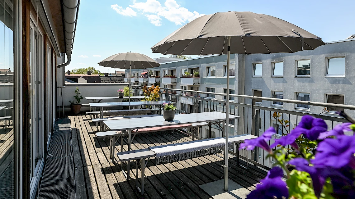 Stylish roof terrace with sunshades in Munich's Glockenbachviertel