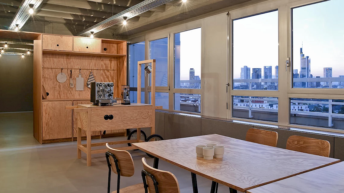 Small meeting and kitchen area in the event location Frankfurt Sachsenhausen