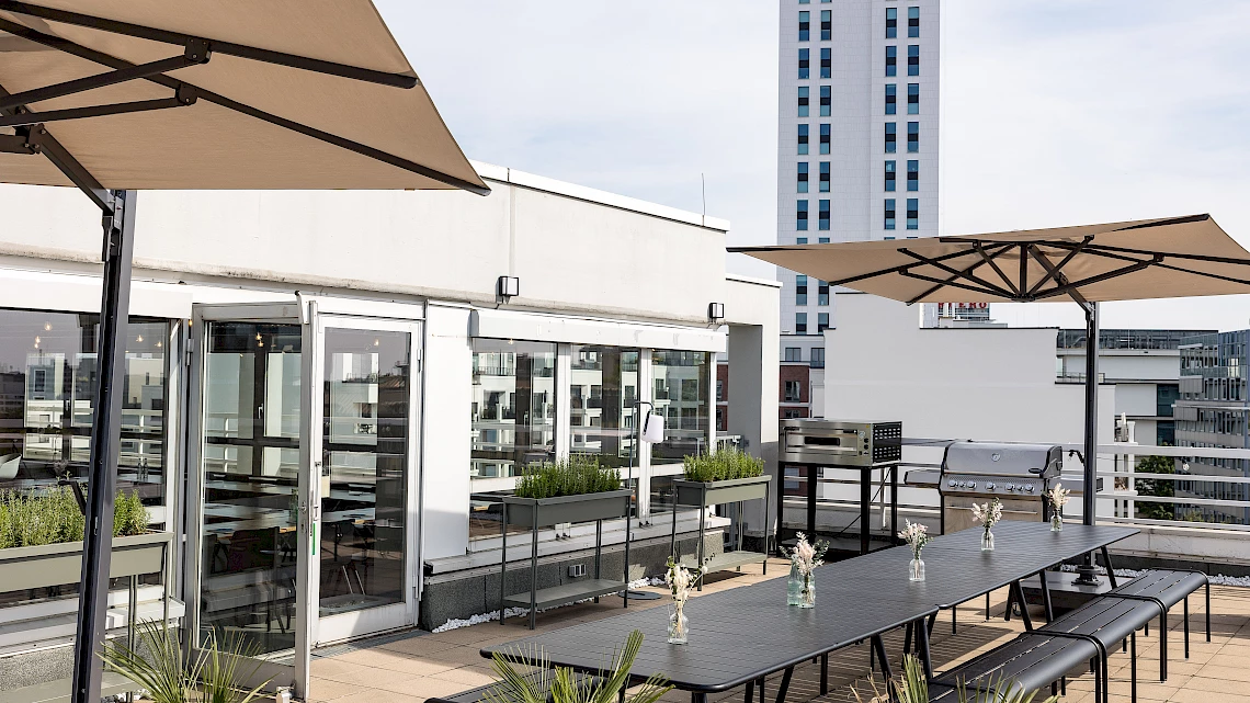 Roof terrace of the Frankfurt Sachsenhausen event location with pizza oven and grill