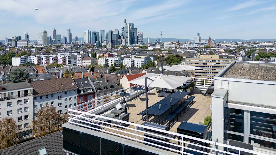 View of the Frankfurt skyline and the roof terrace of our event location in Sachsenhausen