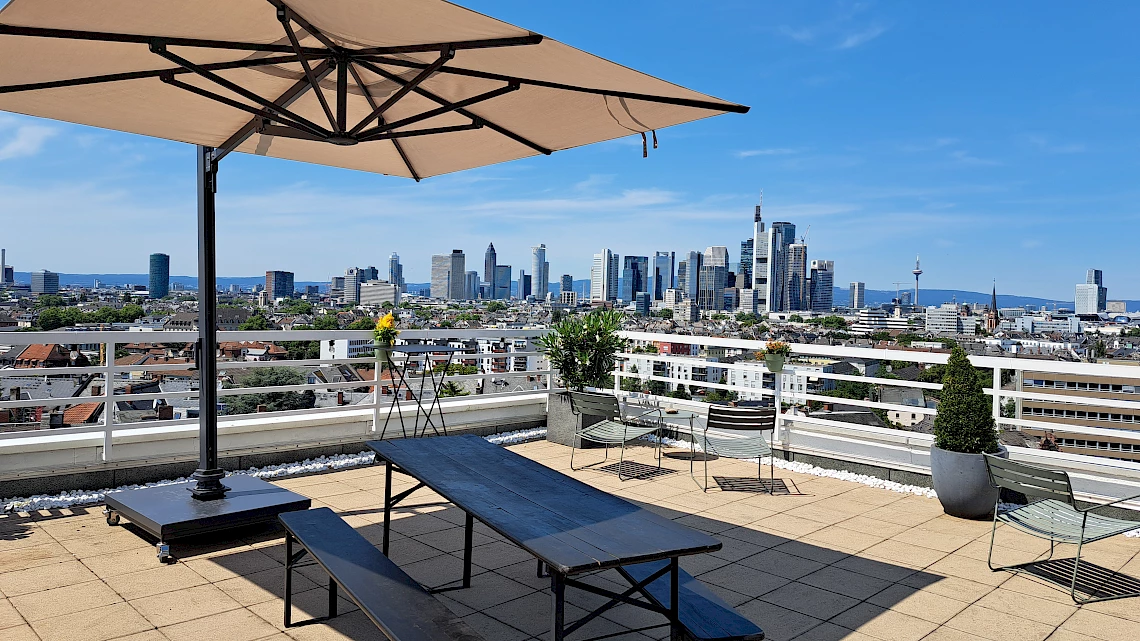 Dachterrasse der Eventlocation Frankfurt Sachsenhausen bei Sonnenschein