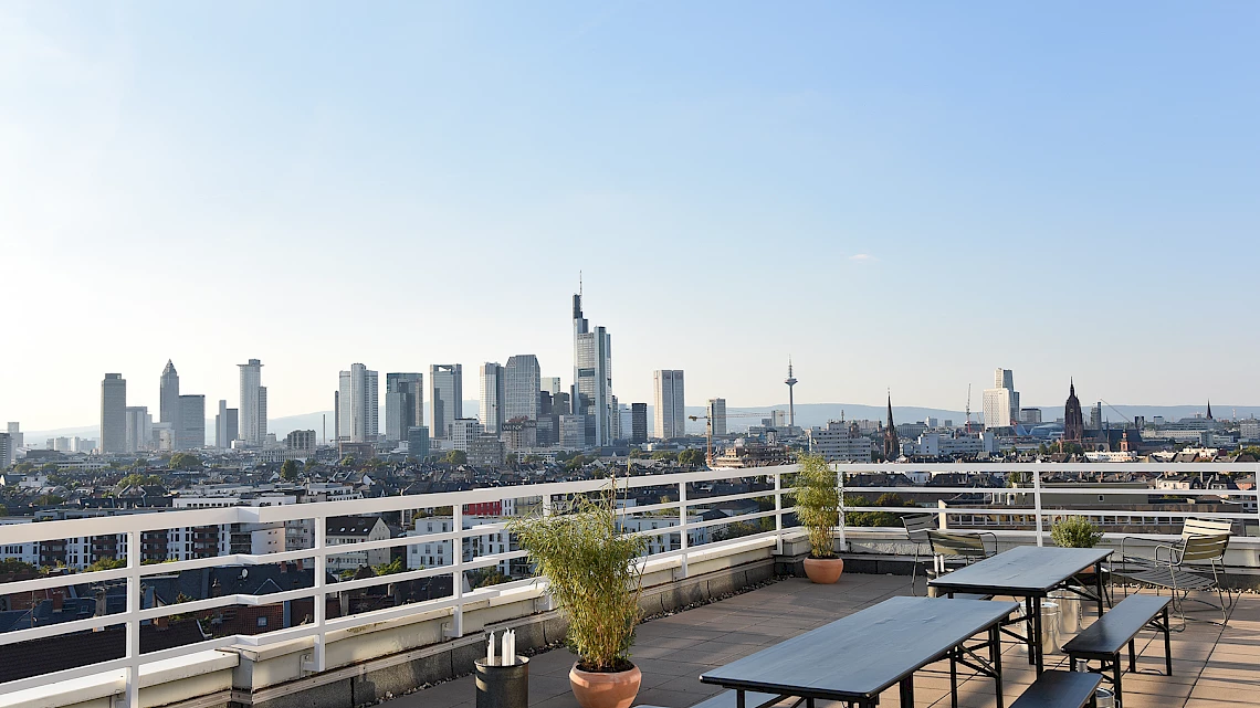 Dachterrasse der Eventlocation Sachsenhausen mit Ausblick auf die Frankfurter Skyline