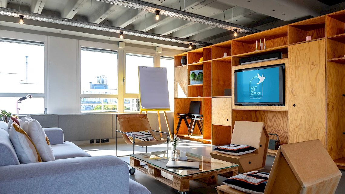 OutOfOffice Frankfurt Sachsenhausen: Large lounge area with TV wall