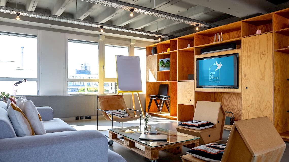 OutOfOffice Frankfurt Sachsenhausen: Large lounge area with TV wall