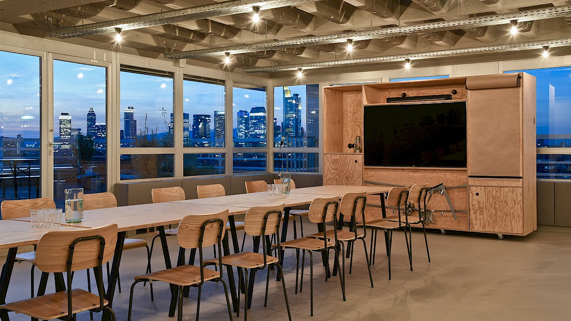 Eventlocation Sachsenhausen im Sonnenuntergang mit Ausblick auf die Skyline