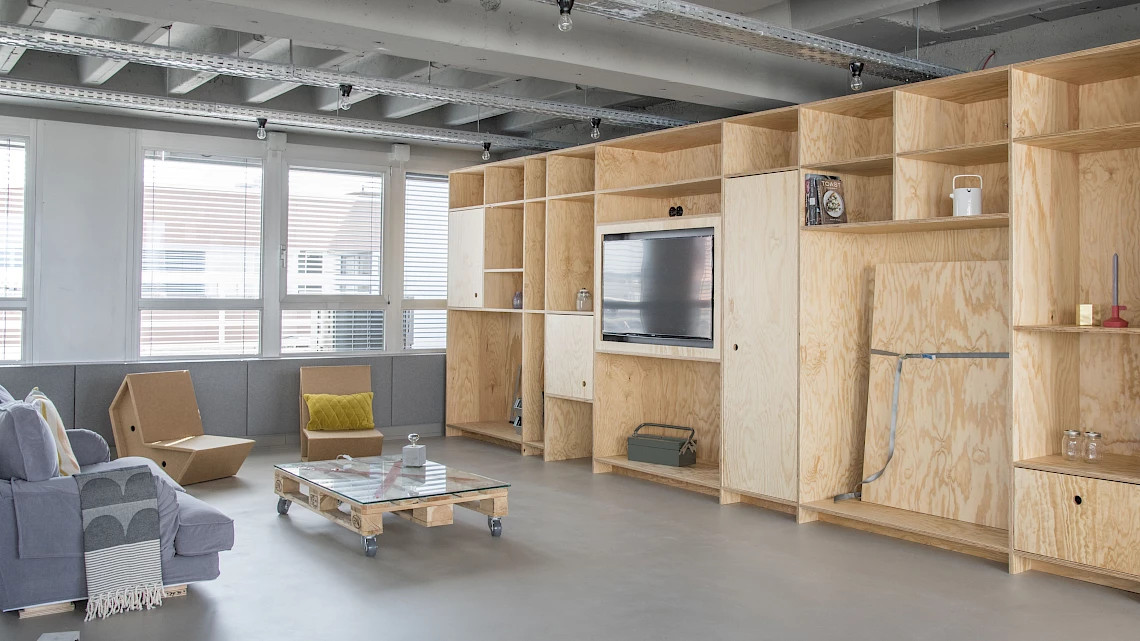 OutOfOffice Frankfurt Sachsenhausen: Großer Loungebereich mit Fernsehwand