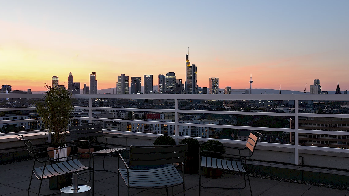 Blick auf Frankfurter Skyline im Sonnenuntergang von unserer Dachterrasse