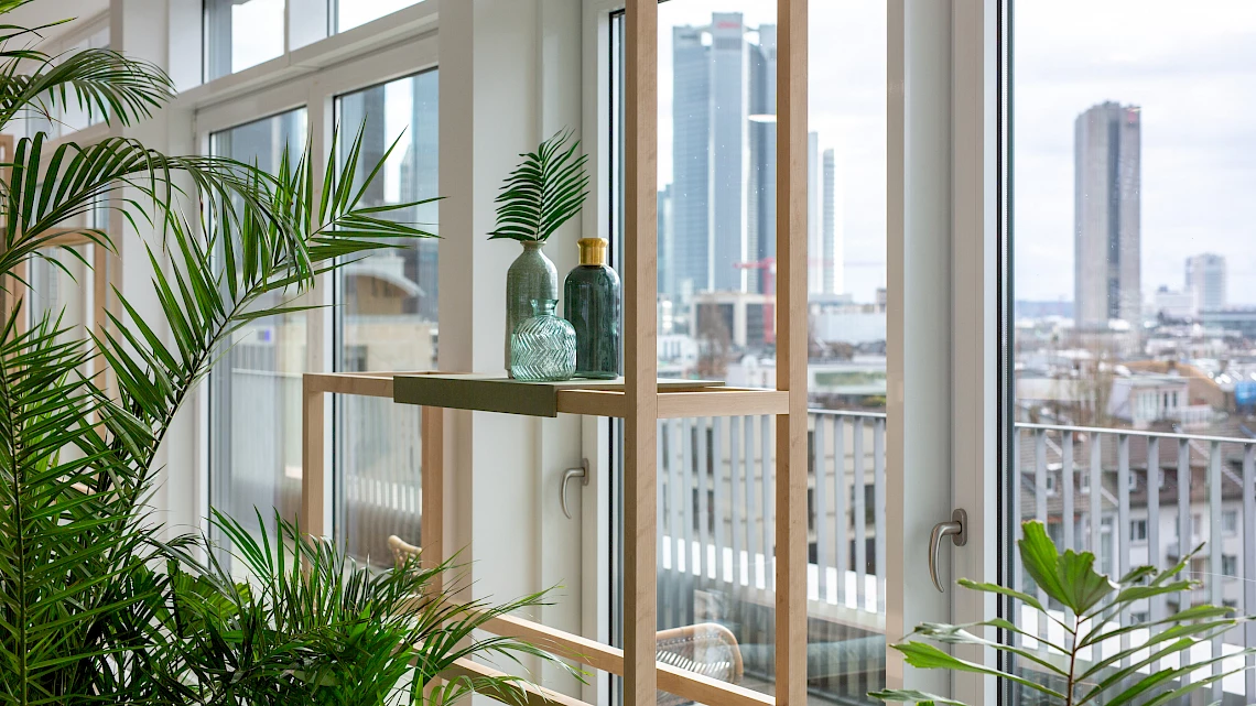 OutOfOffice Westend: Our palm garden with a view of the Frankfurt skyline