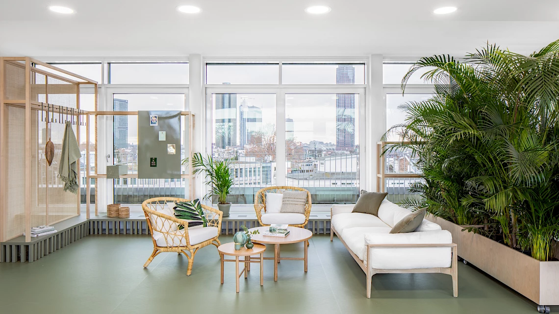 Lounge area in the Frankfurt Westend event location with a view of the skyline