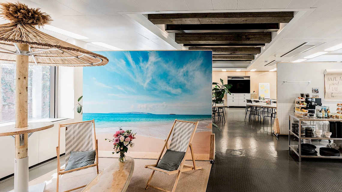 Lounge-Ecke im gemütlichen Strand-Design der Eventlocation Stage