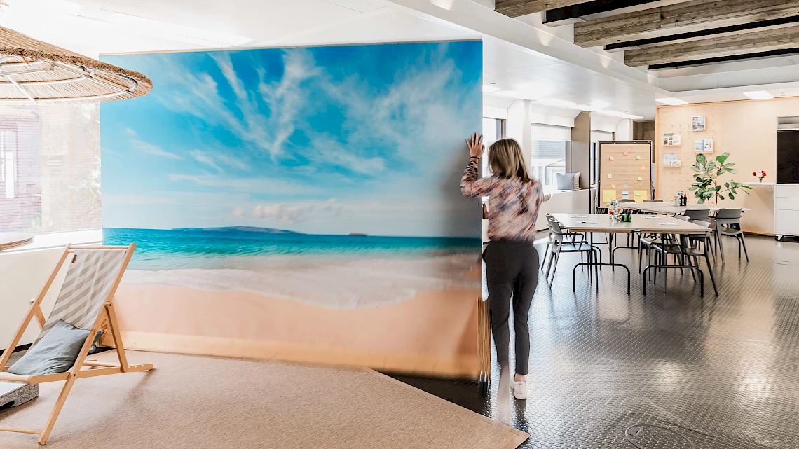 Raumteilung zwischen Eventlocation, Küche und Strandlounge