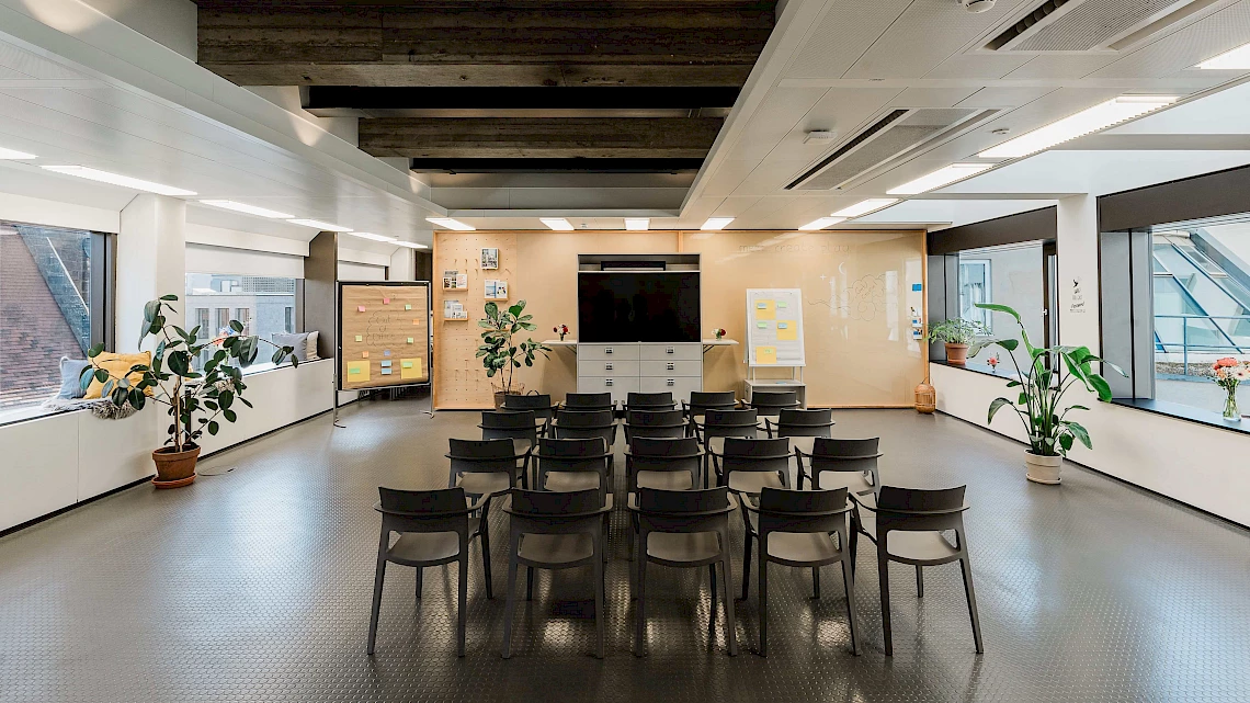 Großer Stage-Bereich für Präsentationen, Vorträge und Panel-Diskussionen