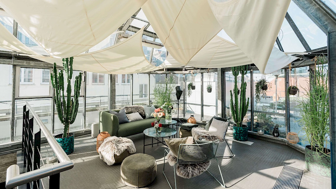 Lichtdurchfluteter Wintergarten der Eventlocation Stage über den Dächern von Stuttgart