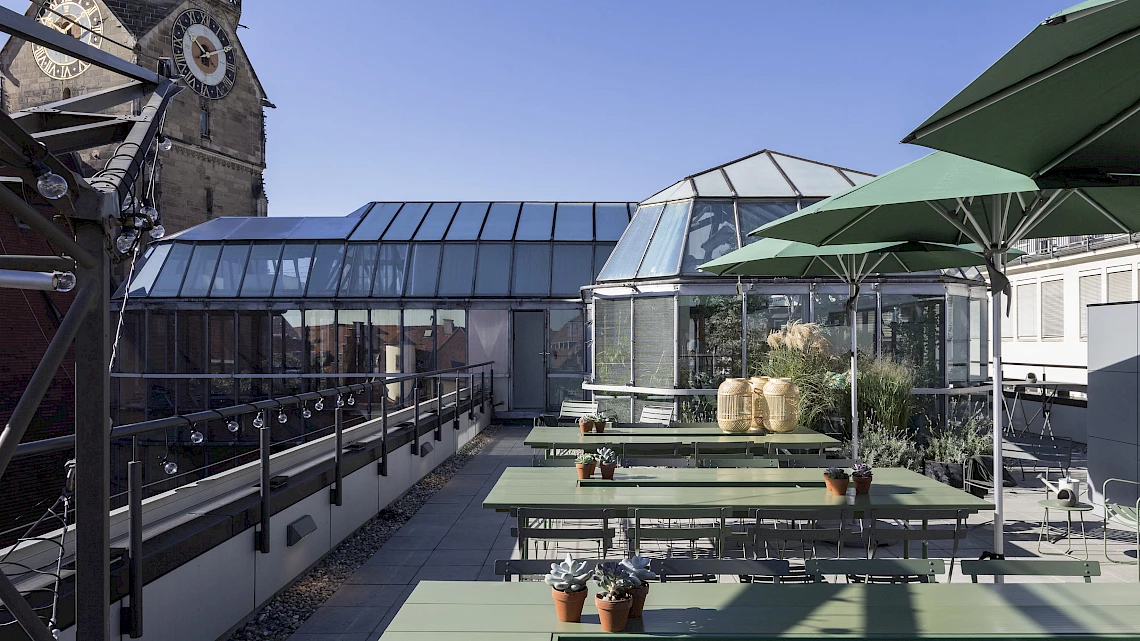 Dachterrasse der Eventlocation Stage mit Blick auf den Schillerplatz