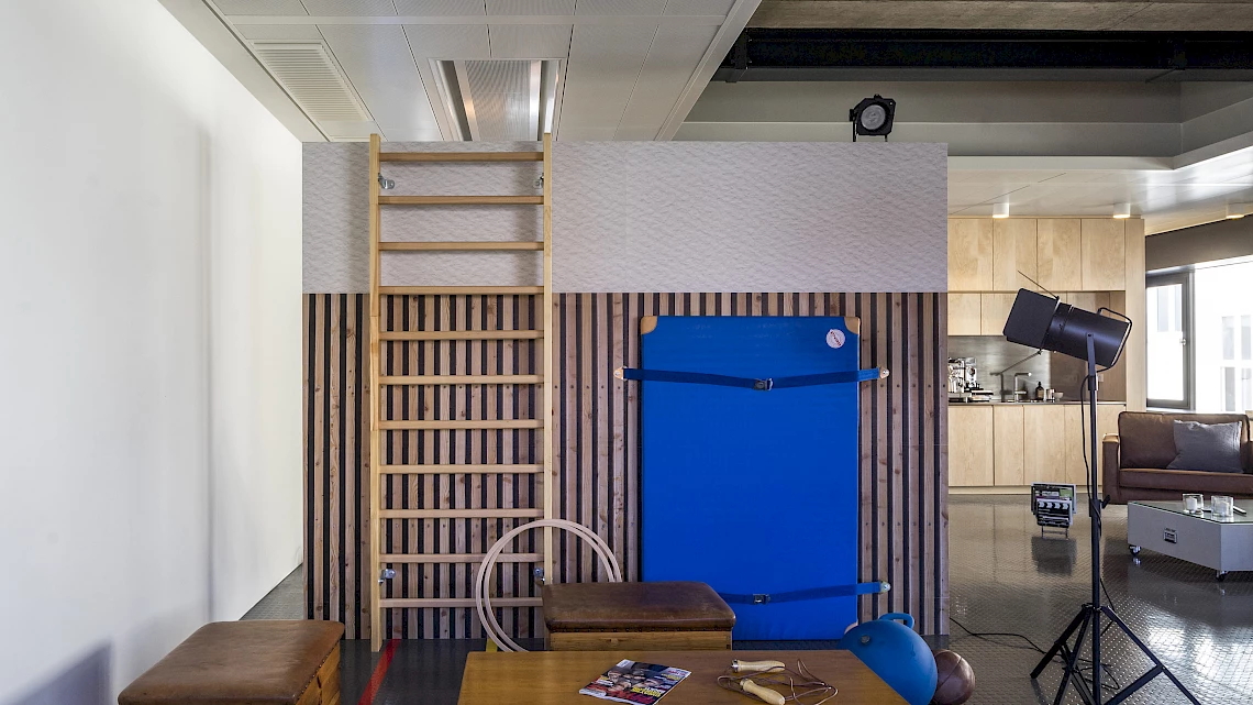 Loungebereich mit Turnhallen-Design im OutOfOffice Stuttgart