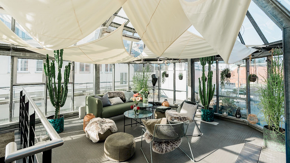 Lichtdurchfluteter Wintergarten über den Dächern von Stuttgart