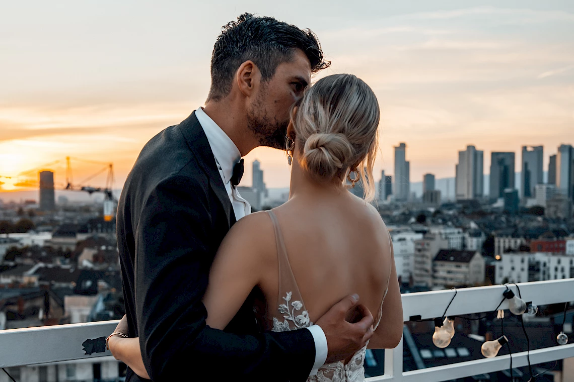 Hochzeit Location mit Skyline-Blick: OutOfOffice Frankfurt Sachsenhausen