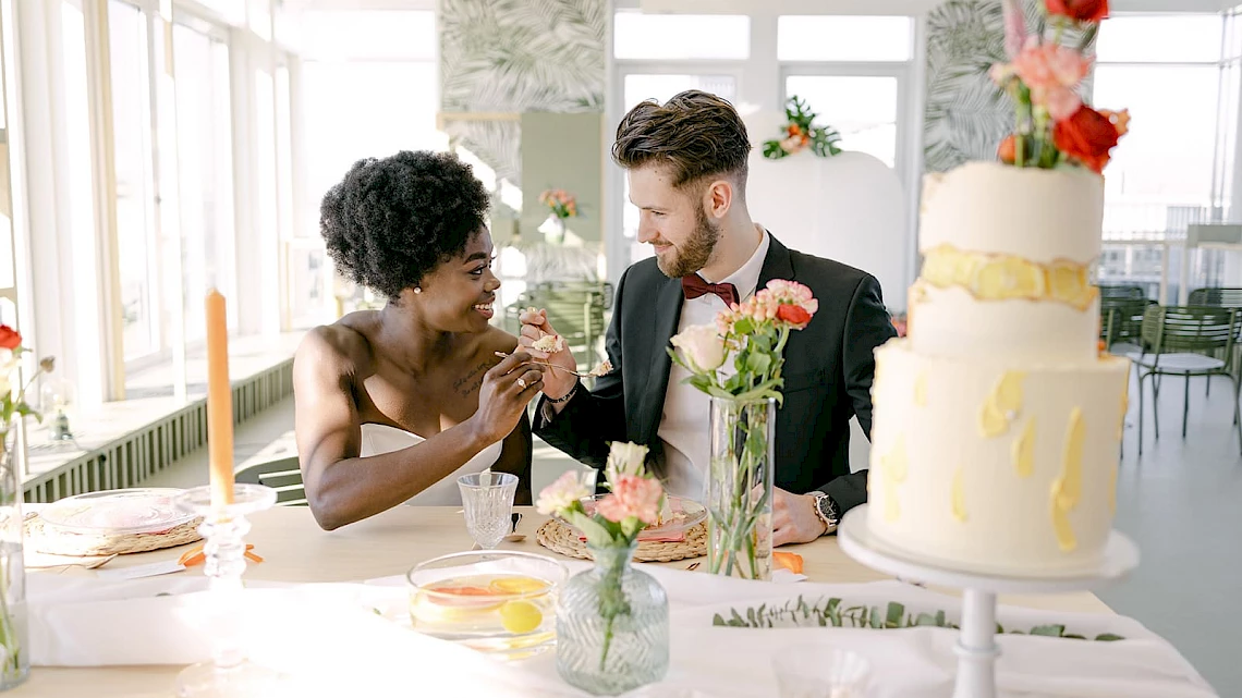 Wedding cake is cut by the bride and groom: Wedding in Frankfurt