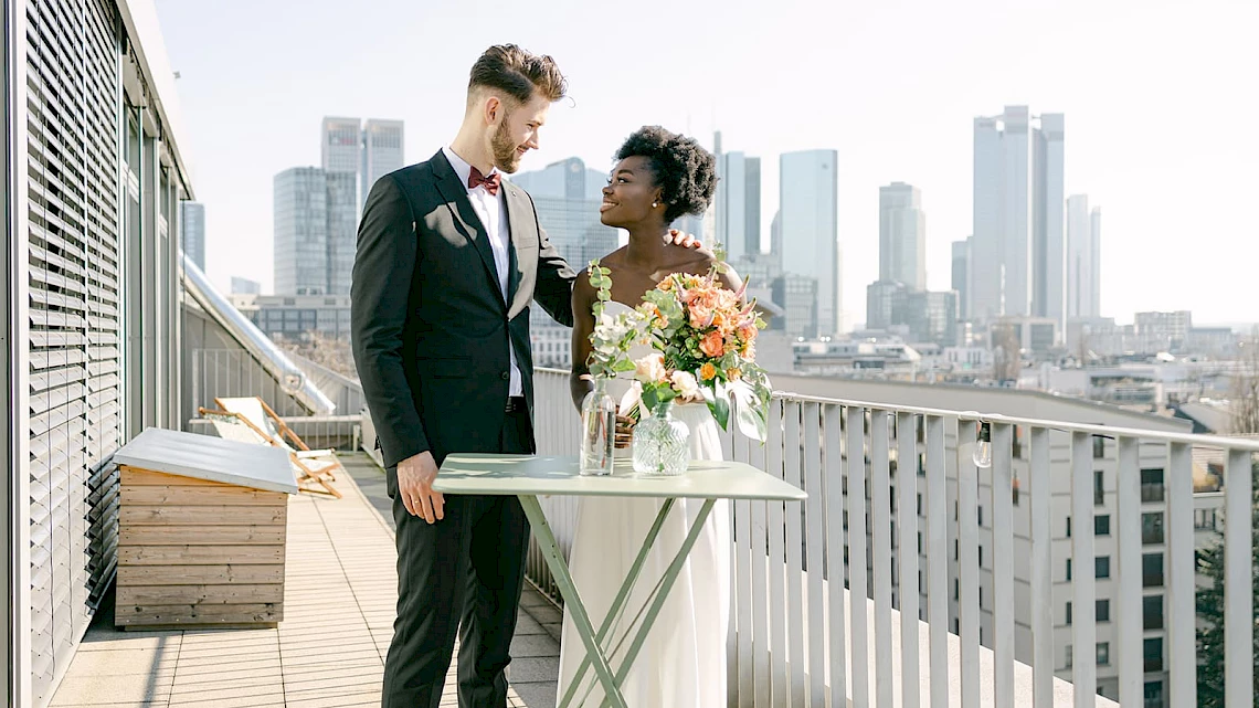 Wedding couple photo shoot in front of the Frankfurt skyline: Wedding location Frankfurt Westend