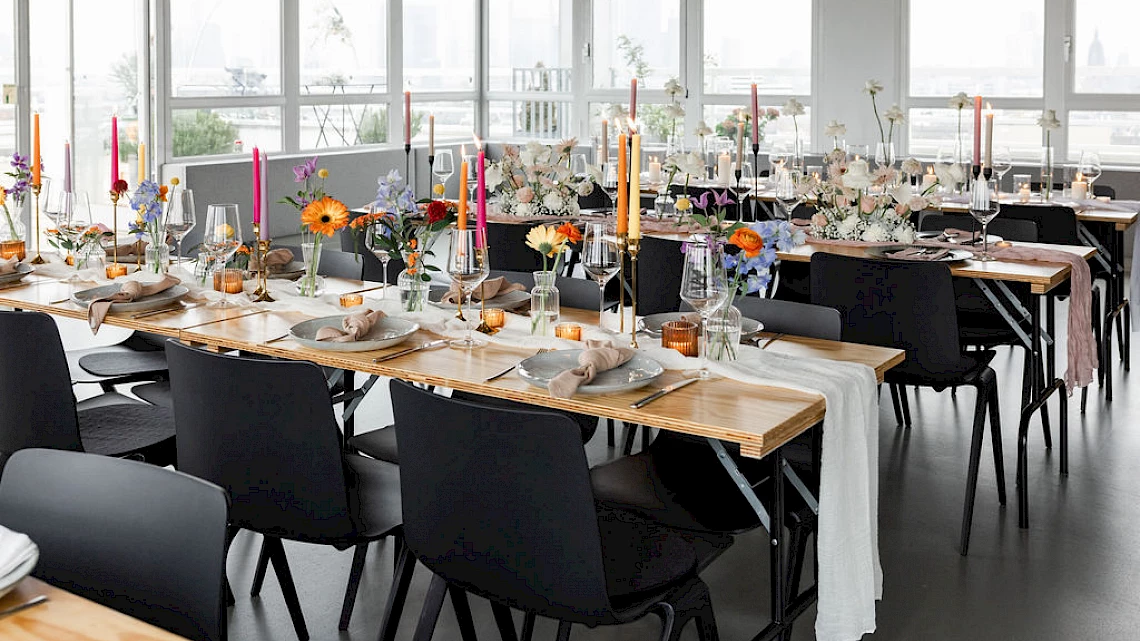Decorated table at the wedding venue OutOfOffice Frankfurt Sachsenhausen