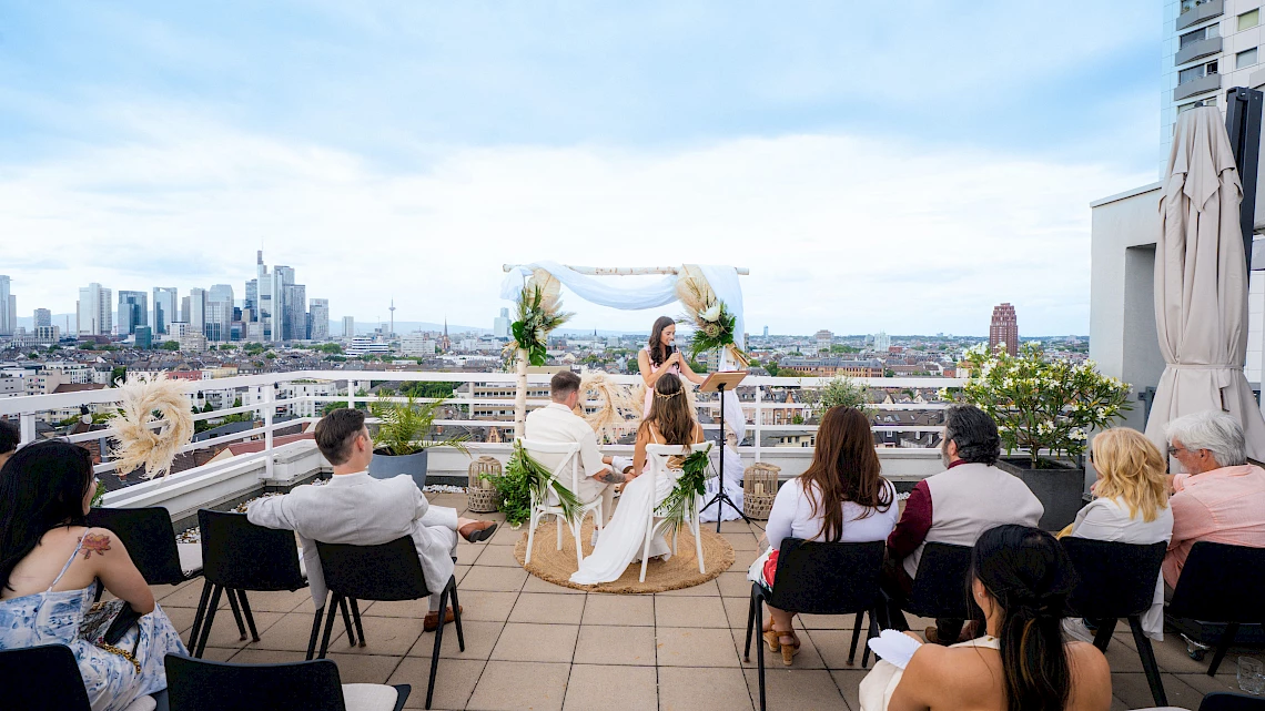 Wedding venue in Frankfurt: Outdoor wedding ceremony on the roof terrace