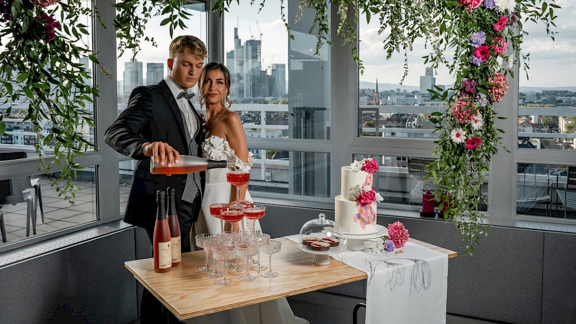 Bride and groom pour champagne for guests - Wedding venue in Frankfurt