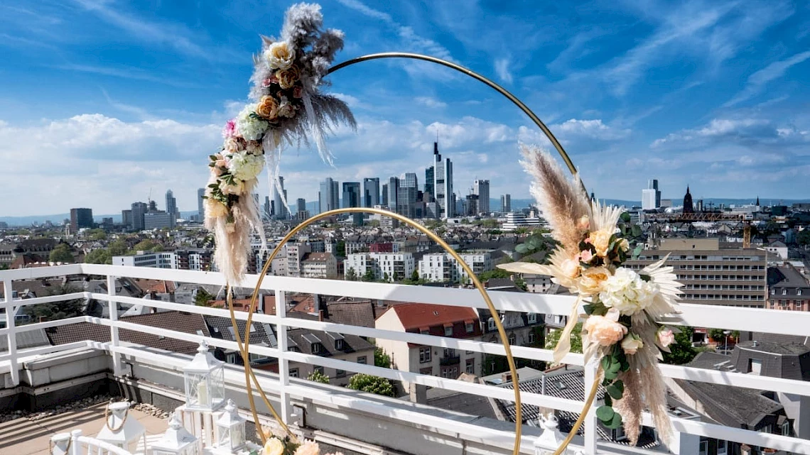 Stunning wedding bow in front of the Frankfurt skyline: wedding venue with rooftop terrace