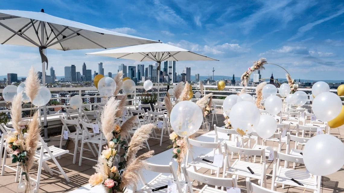 Wedding venue with rooftop terrace in Frankfurt: Decorated with balloons and a view of the skyline