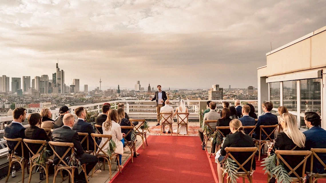 Outdoor wedding ceremony on the roof terrace with the skyline as a backdrop: Getting married in Frankfurt