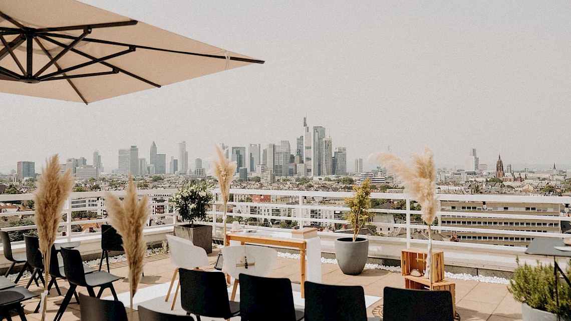 Outdoor wedding ceremony with a view of the skyline: Wedding in Frankfurt