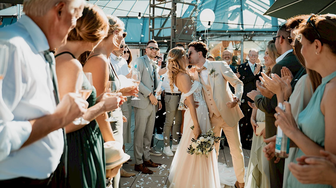 Heiraten in Stuttgart: Bei Sonnenschein auf traumhafter Dachterrasse