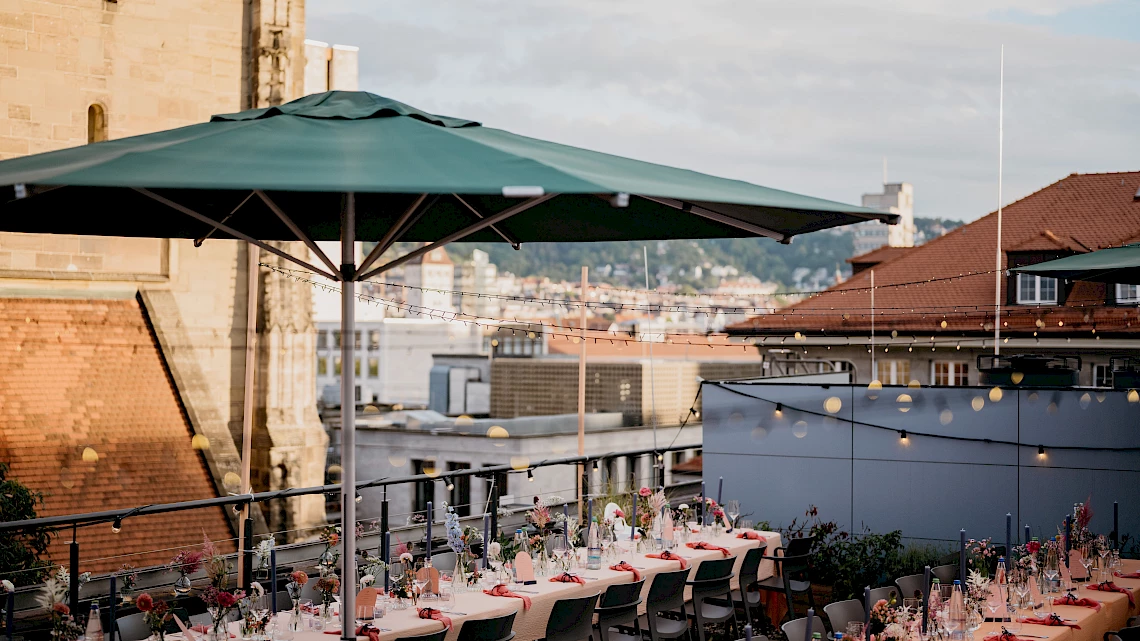 Festlich dekorierte Tafel auf der Dachterrasse der Hochzeitslocation Stuttgart