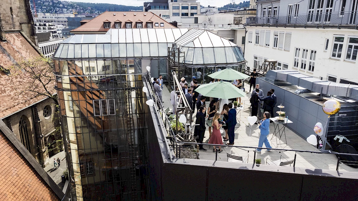 Hochzeit feiern in Stuttgart: Auf weitläufiger Dachterrasse im Herzen der Stadt