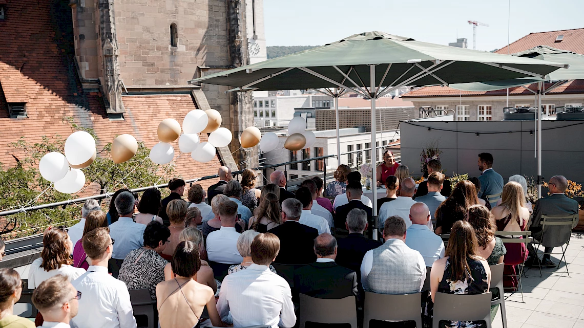 Trauung unter freiem Himmel mit Blick auf den Schillerplatz