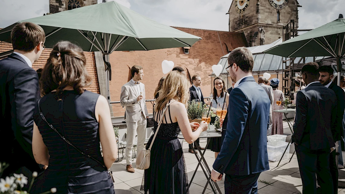 Sektempfang nach der Trauung auf der Dachterrasse