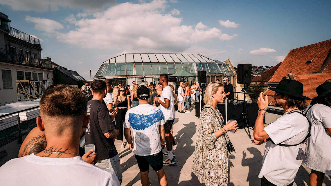 Geburtstag feiern in Stuttgart: Auf einer großen Dachterrasse mit Blick auf die Stiftskirche