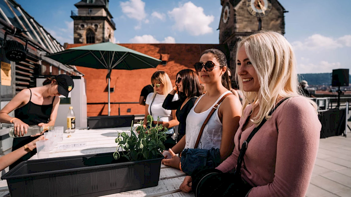 Geburtstagslocation in Stuttgart mit Getränke-Bar auf der Dachterrasse und im Wintergarten