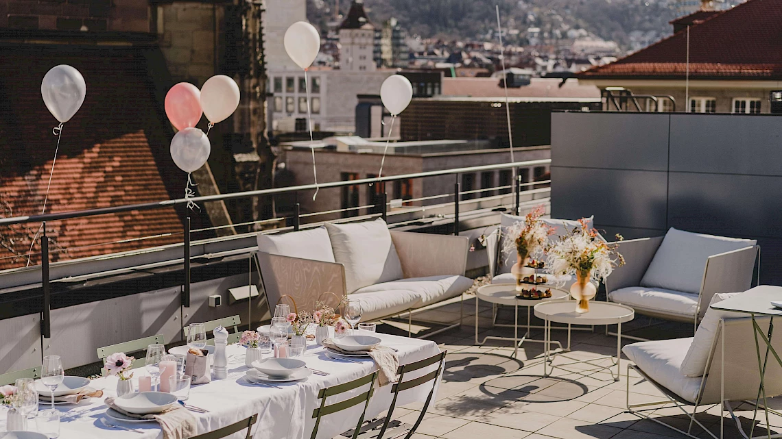 Gemütliche Lounge-Möbel auf der Dachterrasse der Geburtstag Location Stuttgart