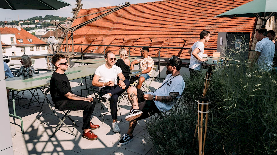 Geburtstag feiern Stuttgart: Auf der OutOfOffice Dachterrasse mit Blick auf den Schillerplatz