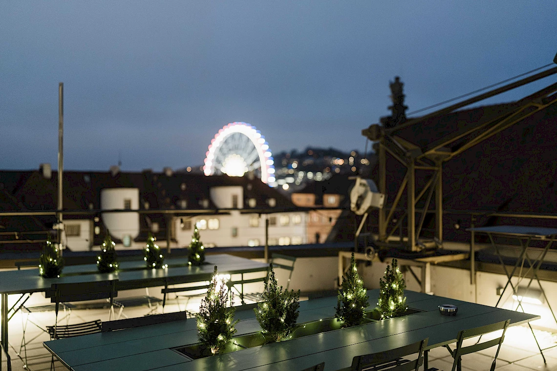Weihnachtsfeier mit Blick auf die Altstadt von Stuttgart