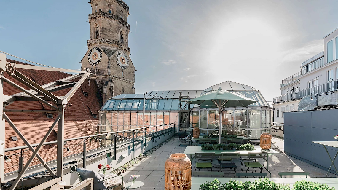 Dachterrasse der Eventlocation Stuttgart mit Blick auf den Schillerplatz