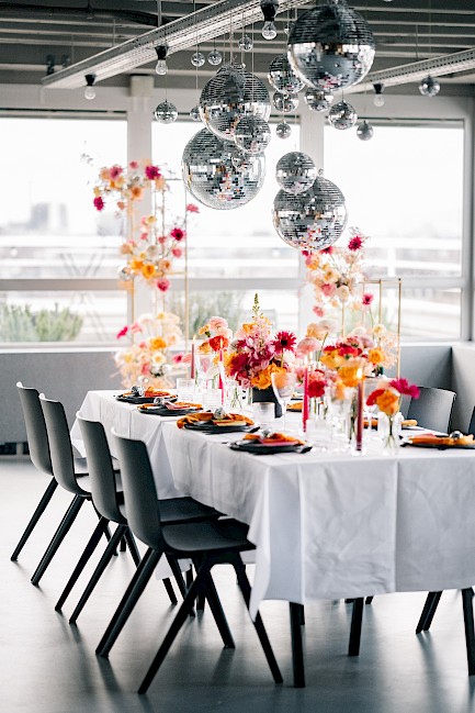 Celebrate your wedding at OutOfOffice Sachsenhausen with colourful decorations